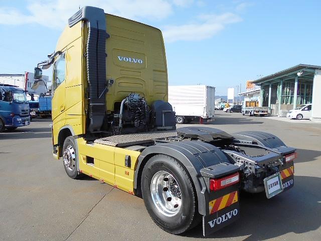 ボルボその他 　トレーラーヘッド　第５輪荷重１１．５ｔ　ハイルーフ　サンルーフ　電動サンシェード　バックモニター　後輪エアサス　総輪アルミホイール　走行４７．９万ｋｍ　ＡＴ車（２ペダル）（7枚目）