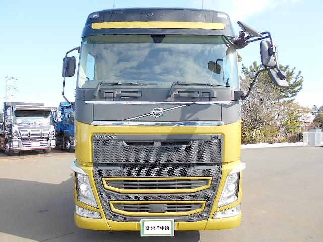 ボルボその他 　トレーラーヘッド　第５輪荷重１１．５ｔ　ハイルーフ　サンルーフ　電動サンシェード　バックモニター　後輪エアサス　総輪アルミホイール　走行４７．９万ｋｍ　ＡＴ車（２ペダル）（8枚目）