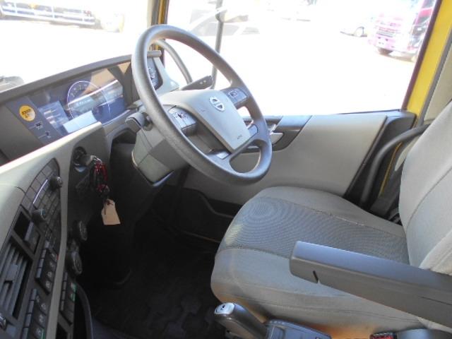 ボルボその他 　トレーラーヘッド　第５輪荷重１１．５ｔ　ハイルーフ　サンルーフ　電動サンシェード　バックモニター　後輪エアサス　総輪アルミホイール　走行４７．９万ｋｍ　ＡＴ車（２ペダル）（14枚目）