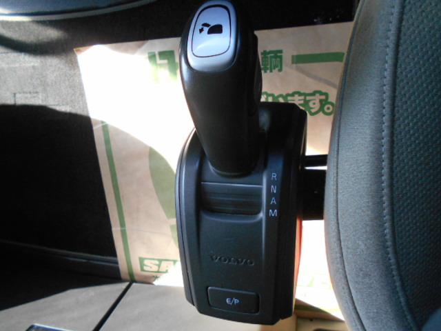 ボルボその他 　トレーラーヘッド　第５輪荷重１１．５ｔ　ハイルーフ　サンルーフ　電動サンシェード　バックモニター　後輪エアサス　総輪アルミホイール　走行４７．９万ｋｍ　ＡＴ車（２ペダル）（18枚目）