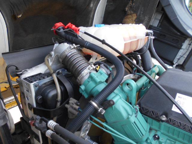 ボルボその他 　トレーラーヘッド　第５輪荷重１１．５ｔ　ハイルーフ　サンルーフ　電動サンシェード　バックモニター　後輪エアサス　総輪アルミホイール　走行４７．９万ｋｍ　ＡＴ車（２ペダル）（57枚目）