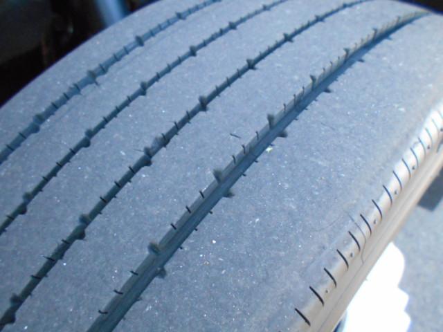 キャンター 　クレーン付き平ボディ　上物古河ユニック製　６段ブーム　ラジコン（無線）　フックイン　２．９３ｔ吊り　リアジャッキ　ワイド超ロングボディ　荷台寸法４４１×２０８×３５　荷台床木張り　アオリ開閉サポート（57枚目）