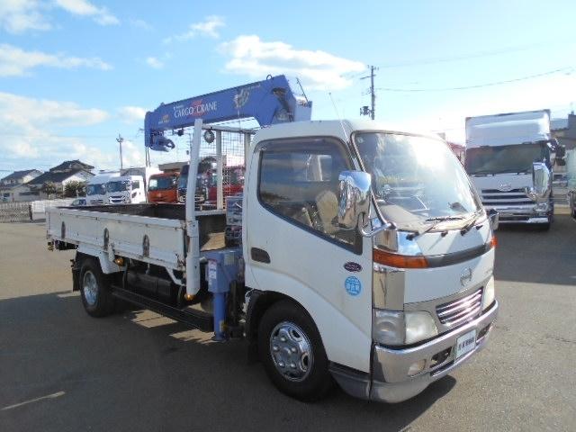 デュトロ 　クレーン付き平ボディ　上物タダノ製　４段ブーム　ラジコン（無線）　フックイン　２．６ｔ吊り　標準ロングボディ　荷台寸法３８０×１７９×３７　荷台床木張り　ロープ穴３対　アオリ開閉サポート（2枚目）