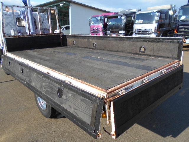 デュトロ 　クレーン付き平ボディ　上物タダノ製　４段ブーム　ラジコン（無線）　フックイン　２．６ｔ吊り　標準ロングボディ　荷台寸法３８０×１７９×３７　荷台床木張り　ロープ穴３対　アオリ開閉サポート（14枚目）