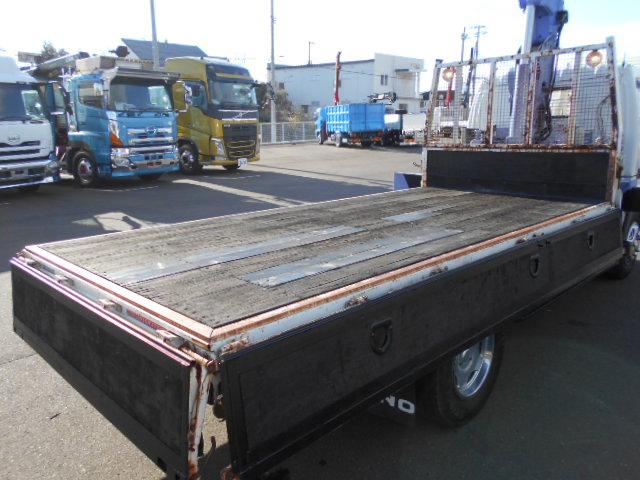 デュトロ 　クレーン付き平ボディ　上物タダノ製　４段ブーム　ラジコン（無線）　フックイン　２．６ｔ吊り　標準ロングボディ　荷台寸法３８０×１７９×３７　荷台床木張り　ロープ穴３対　アオリ開閉サポート（15枚目）