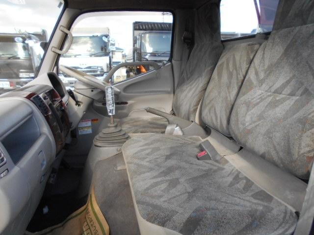 デュトロ 　クレーン付き平ボディ　上物タダノ製　４段ブーム　ラジコン（無線）　フックイン　２．６ｔ吊り　標準ロングボディ　荷台寸法３８０×１７９×３７　荷台床木張り　ロープ穴３対　アオリ開閉サポート（21枚目）