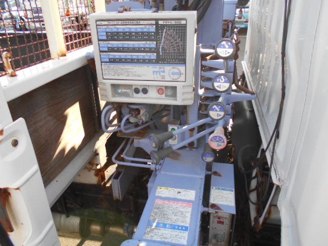 デュトロ 　クレーン付き平ボディ　上物タダノ製　４段ブーム　ラジコン（無線）　フックイン　２．６ｔ吊り　標準ロングボディ　荷台寸法３８０×１７９×３７　荷台床木張り　ロープ穴３対　アオリ開閉サポート（37枚目）