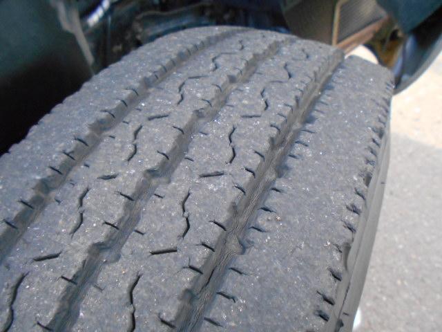 デュトロ 　クレーン付き平ボディ　上物タダノ製　４段ブーム　ラジコン（無線）　フックイン　２．６ｔ吊り　標準ロングボディ　荷台寸法３８０×１７９×３７　荷台床木張り　ロープ穴３対　アオリ開閉サポート（55枚目）