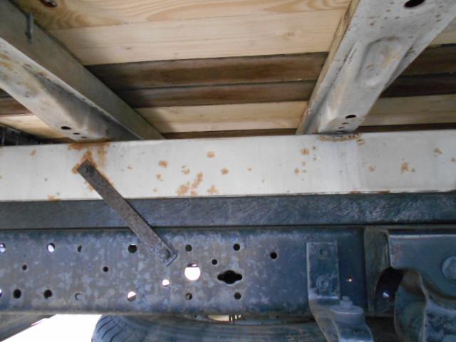 デュトロ 　クレーン付き平ボディ　上物タダノ製　４段ブーム　ラジコン（無線）　フックイン　２．６ｔ吊り　標準ロングボディ　荷台寸法３８０×１７９×３７　荷台床木張り　ロープ穴３対　アオリ開閉サポート（74枚目）