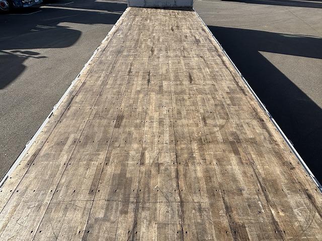 クオン 　アルミウイング　上物トレクス製　荷台寸法９６１×２４１×２６５　荷台床板張り　４軸低床　後輪エアサス　積載１３．８ｔ　ハイルーフ　内フック　ラッシングレール２段　ラッシングバー１本　バックモニター（32枚目）