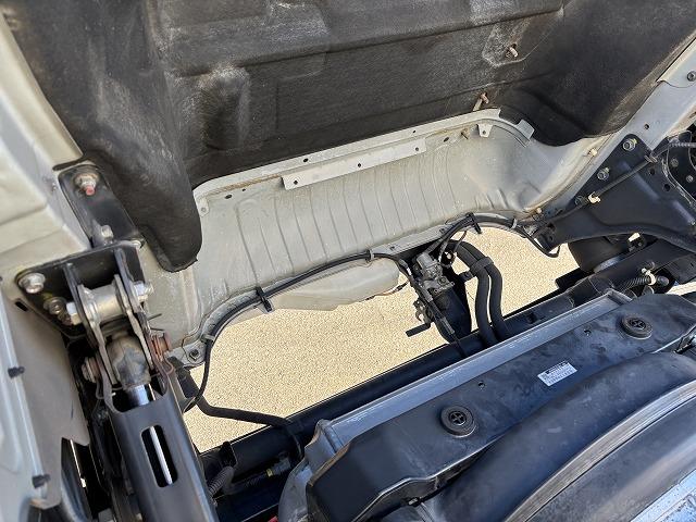 クオン 　アルミウイング　上物トレクス製　荷台寸法９６１×２４１×２６５　荷台床板張り　４軸低床　後輪エアサス　積載１３．８ｔ　ハイルーフ　内フック　ラッシングレール２段　ラッシングバー１本　バックモニター（67枚目）