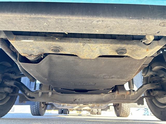 クオン 　アルミウイング　上物トレクス製　荷台寸法９６１×２４１×２６５　荷台床板張り　４軸低床　後輪エアサス　積載１３．８ｔ　ハイルーフ　内フック　ラッシングレール２段　ラッシングバー１本　バックモニター（68枚目）