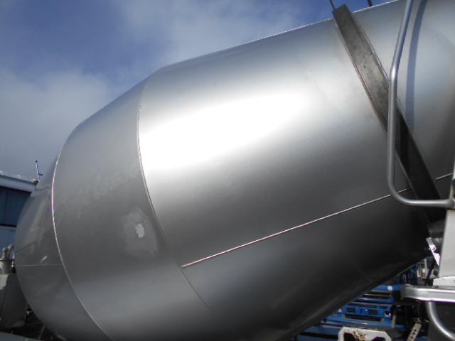 ギガ 　コンクリートミキサー車　上物カヤバ製　容量８．７立米　積載９．６７ｔ　水タンク＆モーター付　電動ホッパーカバー　２デフ　走行２８．４万ｋｍ　７速ミッション（18枚目）