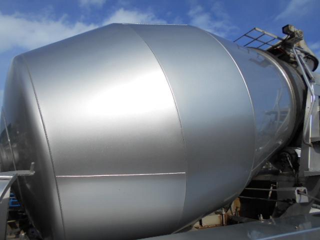 ギガ 　コンクリートミキサー車　上物カヤバ製　容量８．７立米　積載９．６７ｔ　水タンク＆モーター付　電動ホッパーカバー　２デフ　走行２８．４万ｋｍ　７速ミッション（19枚目）