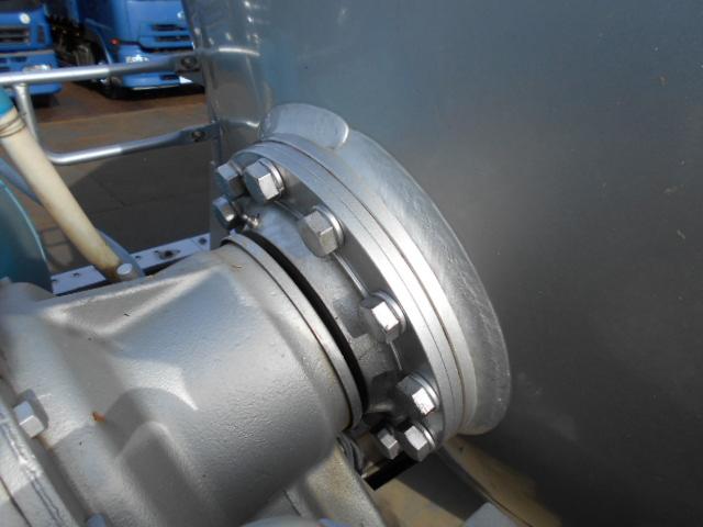 ギガ 　コンクリートミキサー車　上物カヤバ製　容量８．７立米　積載９．６７ｔ　水タンク＆モーター付　電動ホッパーカバー　２デフ　走行２８．４万ｋｍ　７速ミッション（27枚目）