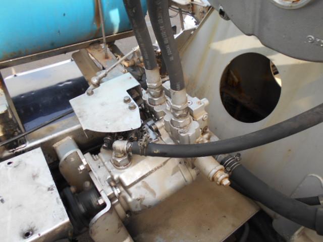 ギガ 　コンクリートミキサー車　上物カヤバ製　容量８．７立米　積載９．６７ｔ　水タンク＆モーター付　電動ホッパーカバー　２デフ　走行２８．４万ｋｍ　７速ミッション（28枚目）