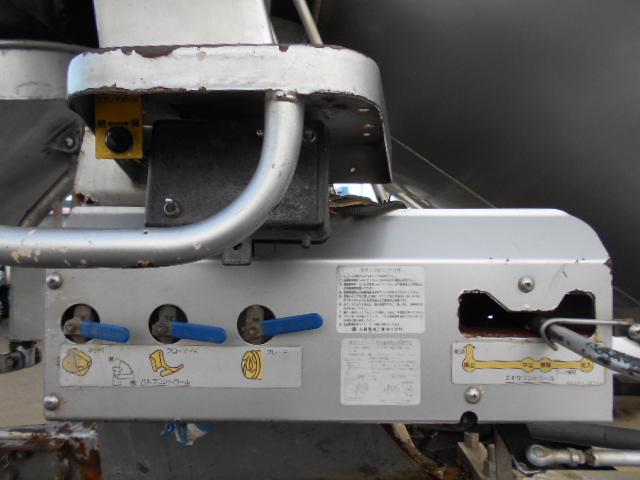 ギガ 　コンクリートミキサー車　上物カヤバ製　容量８．７立米　積載９．６７ｔ　水タンク＆モーター付　電動ホッパーカバー　２デフ　走行２８．４万ｋｍ　７速ミッション（32枚目）