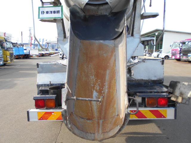 ギガ 　コンクリートミキサー車　上物カヤバ製　容量８．７立米　積載９．６７ｔ　水タンク＆モーター付　電動ホッパーカバー　２デフ　走行２８．４万ｋｍ　７速ミッション（34枚目）