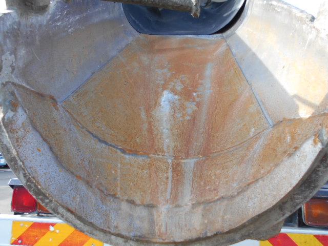 ギガ 　コンクリートミキサー車　上物カヤバ製　容量８．７立米　積載９．６７ｔ　水タンク＆モーター付　電動ホッパーカバー　２デフ　走行２８．４万ｋｍ　７速ミッション（35枚目）