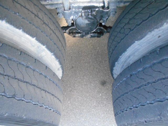 ギガ 　コンクリートミキサー車　上物カヤバ製　容量８．７立米　積載９．６７ｔ　水タンク＆モーター付　電動ホッパーカバー　２デフ　走行２８．４万ｋｍ　７速ミッション（41枚目）