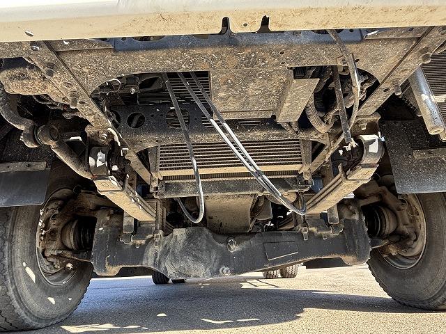 フォワード ダンプ 上物極東開発製 積載2.95t 電動コボレーン付 フルタイム4WD センターデフロック 荷台寸法339×206×27 6速ミッション 走行3.7万km シートキャリア付 ベッドスペース付(68枚目)