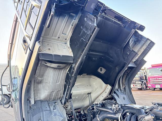 フォワード 　アルミウイング　上物フルハーフ製　荷台寸法６２３×２２２×２３９　荷台床板張り　増トン　積載７．５ｔ　後輪エアサス　バックモニター付　ベッド付　６速ミッション　走行６５．５万ｋｍ（68枚目）