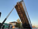 　ロング深ダンプ　上物ＫＭウイング製　積載１１．３ｔ　容量３２立米　荷台寸法８５０×２３１×１６２　荷台ハルドックス（耐摩耗鋼板）　２デフ　後方片開扉　バックモニター　走行８４．１万ｋｍ　ＡＴシフト（52枚目）
