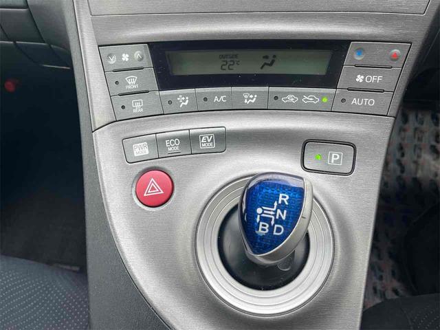 プリウス S ハイブリッド ドライブレコーダー ETC バックカメラ ナビ TV オートライト HID スマートキー 電動格納ミラー CVT 盗難防止システム 衝突安全ボディ アルミホイール CD ABS エアコン(6枚目)