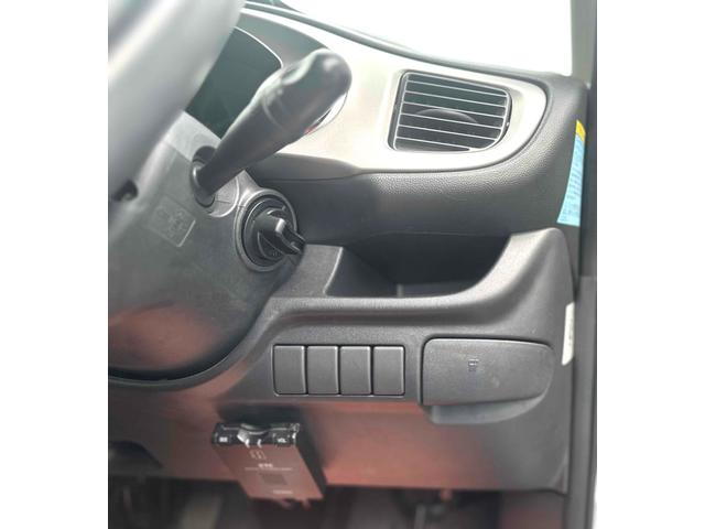 ステラ カスタムRリミテッド ETC ナビ TV HID スマートキー 電動格納ミラー ベンチシート CVT 盗難防止システム ABS CD DVD再生 USB 衝突安全ボディ エアコン パワーステアリング パワーウィンドウ(17枚目)