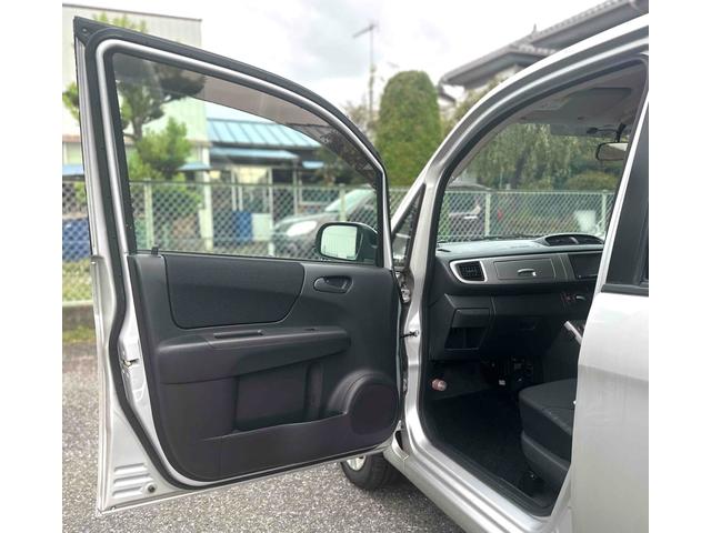 ステラ カスタムRリミテッド ETC ナビ TV HID スマートキー 電動格納ミラー ベンチシート CVT 盗難防止システム ABS CD DVD再生 USB 衝突安全ボディ エアコン パワーステアリング パワーウィンドウ(33枚目)