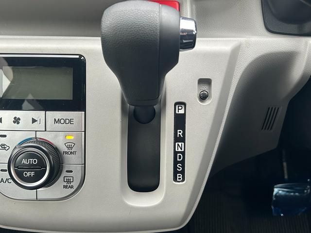 ダッシュオートマで足元スペースは、広々です。