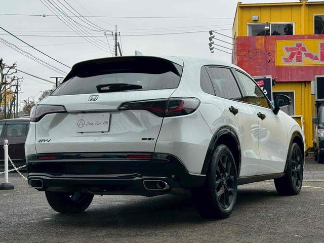 ＺＲ－Ｖ ｅ：ＨＥＶ　Ｚ特別仕様車ブラックスタイル　４ＷＤ　ドライブレコーダー　全周囲カメラ　クリアランスソナー　オートクルーズコントロール　レーンアシスト　パワーシート　衝突被害軽減システム　ナビ　ＴＶ　オートライト　ＬＥＤヘッドランプ（4枚目）