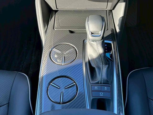 クラウンハイブリッド ＲＳアドバンス　ドライブレコーダー　ＥＴＣ　クリアランスソナー　レーンアシスト　オートクルーズコントロール　衝突被害軽減システム　全周囲カメラ　ナビ　ＴＶ　アルミホイール　オートライト　ＬＥＤヘッドランプ　ＣＶＴ（20枚目）