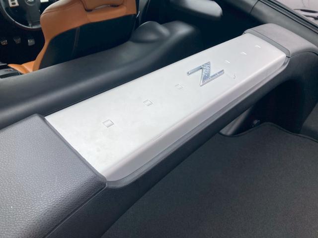 フェアレディＺ バージョンＳＴ　オプションオレンジ革シート　ＢＯＳＥサウンドシステム　シートヒーター　パワーシート　ＨＩＤヘッドランプ　スカッフプレート　オートエアコン　キーレス　イモビライザー　ＳＲＳエアバック　禁煙車　純正ＡＷ（49枚目）
