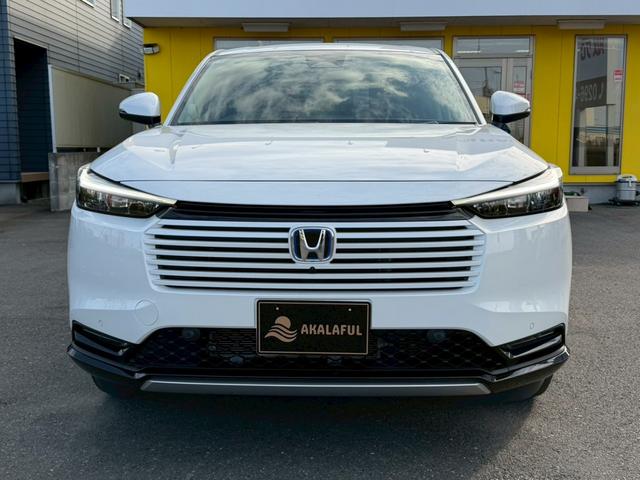 ヴェゼル ｅ：ＨＥＶ　Ｚ　ホンダコネクトディスプレイ（９インチナビ／地デジＴＶ／マルチビューカメラ／ワイヤレス充電器／後退出庫サポート／ハンズフリーホン機能／信号情報活用支援システム）　ホンダセンシング　パワーバックドア（4枚目）