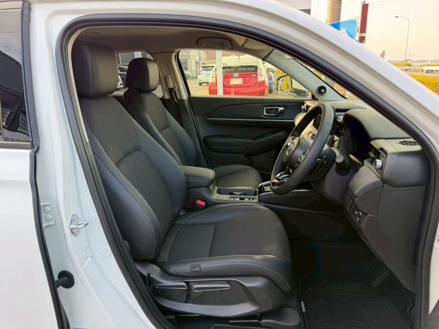 ヴェゼル ｅ：ＨＥＶ　Ｚ　ホンダコネクトディスプレイ（９インチナビ／地デジＴＶ／マルチビューカメラ／ワイヤレス充電器／後退出庫サポート／ハンズフリーホン機能／信号情報活用支援システム）　ホンダセンシング　パワーバックドア（10枚目）