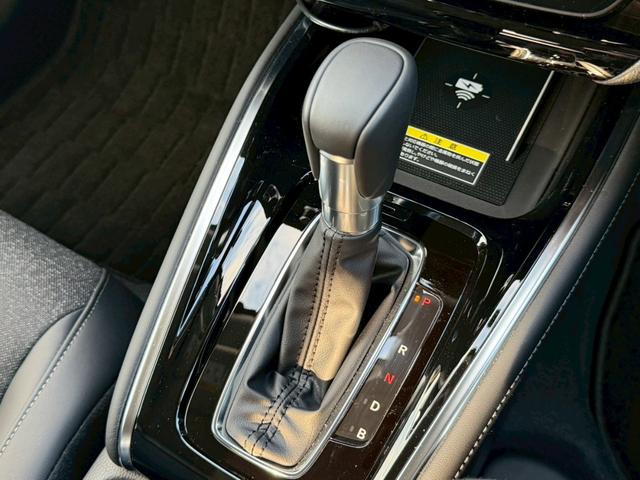 ヴェゼル ｅ：ＨＥＶ　Ｚ　ホンダコネクトディスプレイ（９インチナビ／地デジＴＶ／マルチビューカメラ／ワイヤレス充電器／後退出庫サポート／ハンズフリーホン機能／信号情報活用支援システム）　ホンダセンシング　パワーバックドア（27枚目）