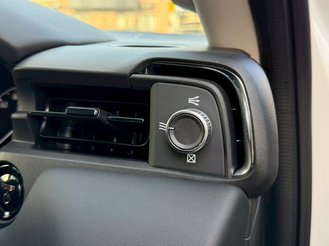 ヴェゼル ｅ：ＨＥＶ　Ｚ　ホンダコネクトディスプレイ（９インチナビ／地デジＴＶ／マルチビューカメラ／ワイヤレス充電器／後退出庫サポート／ハンズフリーホン機能／信号情報活用支援システム）　ホンダセンシング　パワーバックドア（42枚目）