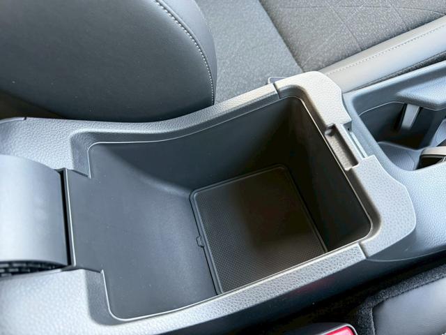 ヴェゼル ｅ：ＨＥＶ　Ｚ　ホンダコネクトディスプレイ（９インチナビ／地デジＴＶ／マルチビューカメラ／ワイヤレス充電器／後退出庫サポート／ハンズフリーホン機能／信号情報活用支援システム）　ホンダセンシング　パワーバックドア（51枚目）