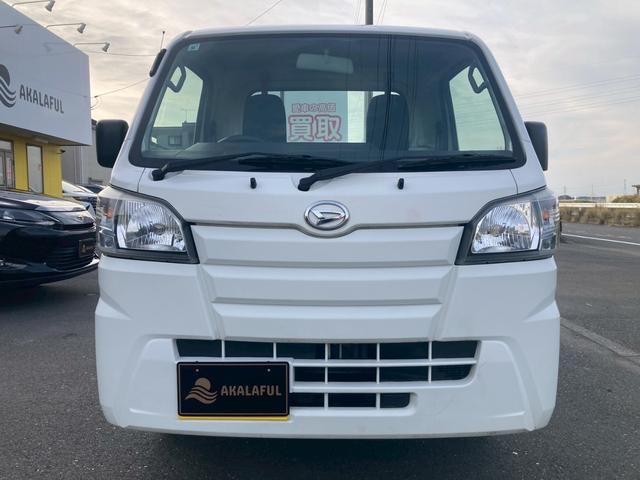 ハイゼットトラック スタンダード　ユーザー買取車　エアコン　荷台ステップ　スペアタイヤ　ＳＲＳエアバック　パワーステアリング　ヘッドライトレベライザー　ＡＭ／ＦＭラジオ　３方開荷台／あゆみ板掛テールゲート　禁煙車　標準ルーフ（4枚目）