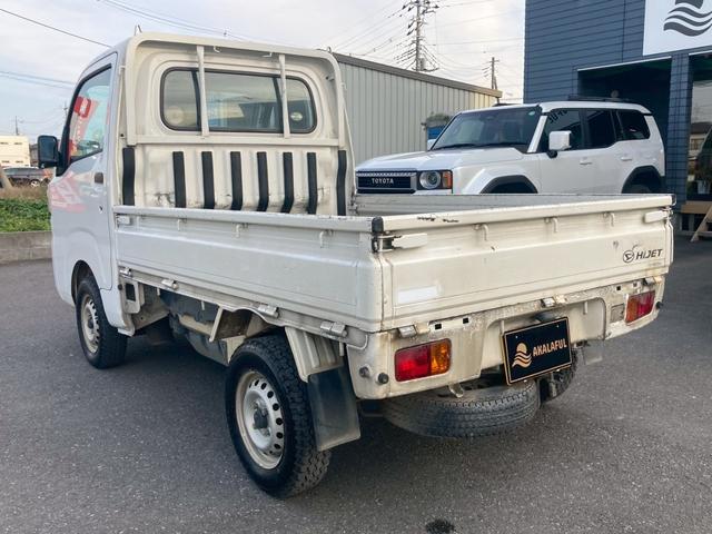 ハイゼットトラック スタンダード　ユーザー買取車　エアコン　荷台ステップ　スペアタイヤ　ＳＲＳエアバック　パワーステアリング　ヘッドライトレベライザー　ＡＭ／ＦＭラジオ　３方開荷台／あゆみ板掛テールゲート　禁煙車　標準ルーフ（8枚目）