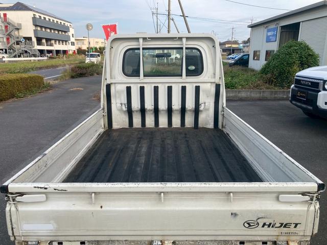 ハイゼットトラック スタンダード　ユーザー買取車　エアコン　荷台ステップ　スペアタイヤ　ＳＲＳエアバック　パワーステアリング　ヘッドライトレベライザー　ＡＭ／ＦＭラジオ　３方開荷台／あゆみ板掛テールゲート　禁煙車　標準ルーフ（12枚目）