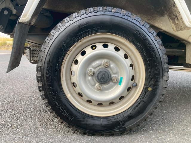 ハイゼットトラック スタンダード　ユーザー買取車　エアコン　荷台ステップ　スペアタイヤ　ＳＲＳエアバック　パワーステアリング　ヘッドライトレベライザー　ＡＭ／ＦＭラジオ　３方開荷台／あゆみ板掛テールゲート　禁煙車　標準ルーフ（42枚目）