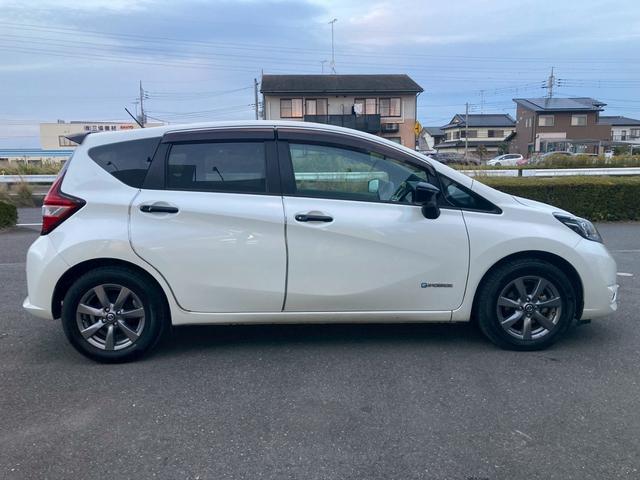 ノート e-パワー X ブラックアロー 純正ナビ インテリジェントアラウンドビューモニター LEDヘッドランプ ヒーター付ドアミラー TV インテリジェントクルーズコントロール ブラックルーフ 純正15AW プッシュスタート オートエアコン(5枚目)