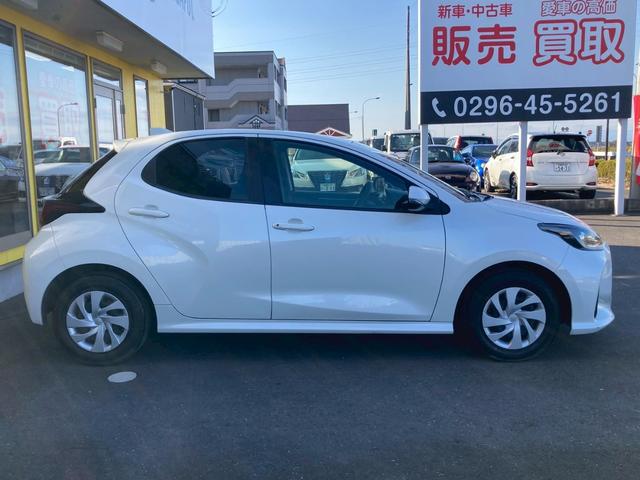 ヤリス Ｘ　純正ディスプレイオーディオ　バックモニター　スマートエントリー　スタートシステム　セーフティセンス　シートリフター　無塗装シフトパネル　バニティミラー　ＬＥＤウィンカー　ＬＥＤリアコンビネーション（5枚目）