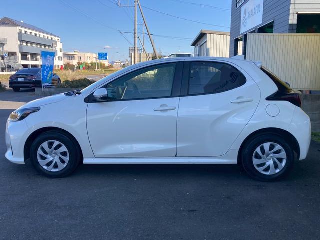 ヤリス Ｘ　純正ディスプレイオーディオ　バックモニター　スマートエントリー　スタートシステム　セーフティセンス　シートリフター　無塗装シフトパネル　バニティミラー　ＬＥＤウィンカー　ＬＥＤリアコンビネーション（6枚目）