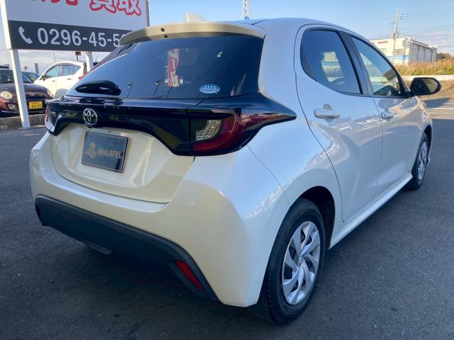 ヤリス Ｘ　純正ディスプレイオーディオ　バックモニター　スマートエントリー　スタートシステム　セーフティセンス　シートリフター　無塗装シフトパネル　バニティミラー　ＬＥＤウィンカー　ＬＥＤリアコンビネーション（7枚目）