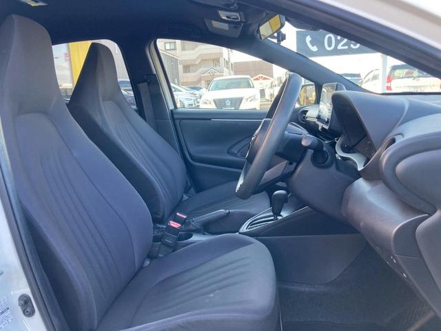 ヤリス Ｘ　純正ディスプレイオーディオ　バックモニター　スマートエントリー　スタートシステム　セーフティセンス　シートリフター　無塗装シフトパネル　バニティミラー　ＬＥＤウィンカー　ＬＥＤリアコンビネーション（10枚目）