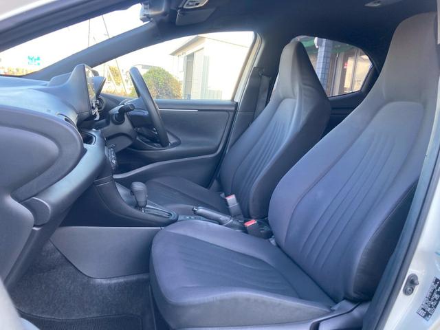 ヤリス Ｘ　純正ディスプレイオーディオ　バックモニター　スマートエントリー　スタートシステム　セーフティセンス　シートリフター　無塗装シフトパネル　バニティミラー　ＬＥＤウィンカー　ＬＥＤリアコンビネーション（12枚目）