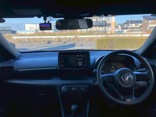 ヤリス Ｘ　純正ディスプレイオーディオ　バックモニター　スマートエントリー　スタートシステム　セーフティセンス　シートリフター　無塗装シフトパネル　バニティミラー　ＬＥＤウィンカー　ＬＥＤリアコンビネーション（16枚目）